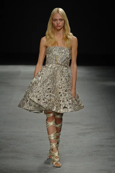 Look 16